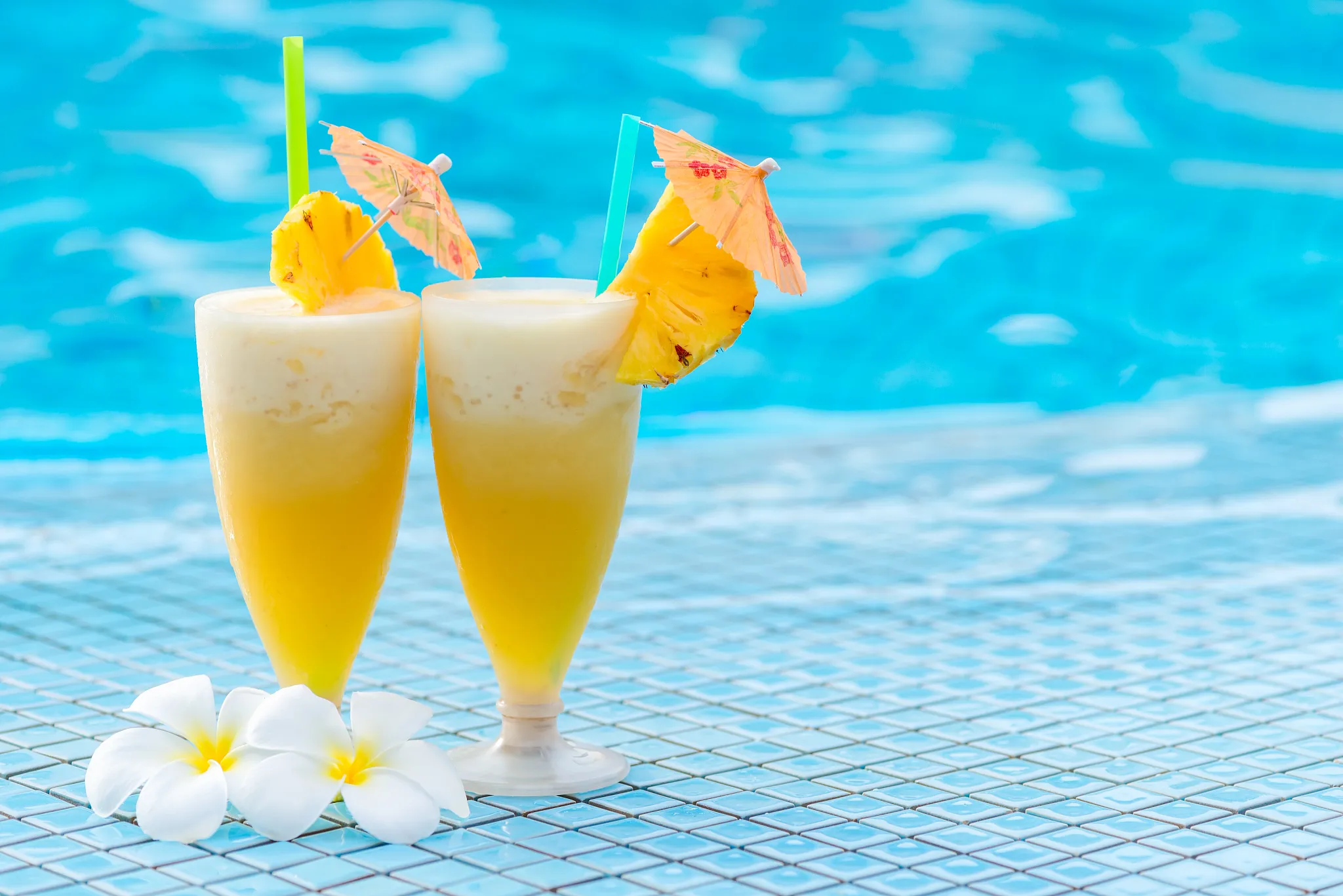 Las Palmas Swim-Up Bar at Dreams La Romana Resort & Spa featuring tropical cocktails, in-pool seating, and a relaxing resort pool atmosphere.